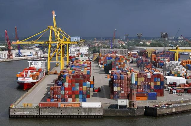 德國漢堡港貨物吞吐量（荷蘭鹿特丹港貨物吞吐量4.69億噸）3