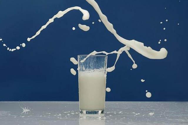 牛奶一天什麼時候喝比較好（原來許多人都喝錯了）1