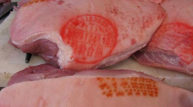 豬肉中的紅章和藍章有什麼區别（市場的豬肉上為啥有的蓋）2