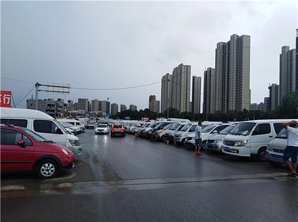 鄭州市二手車交易管理辦法（鄭州數千輛二手車擠上街頭占道賣）3