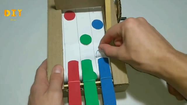 紙闆做遊戲機的簡單方法（教你學會如何用紙闆制作簡易的勁樂團手柄遊戲機）3