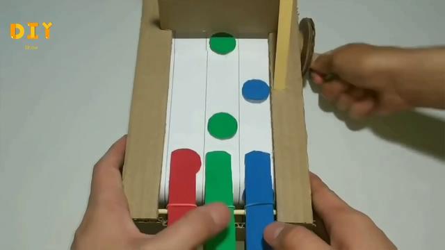 紙闆做遊戲機的簡單方法（教你學會如何用紙闆制作簡易的勁樂團手柄遊戲機）1