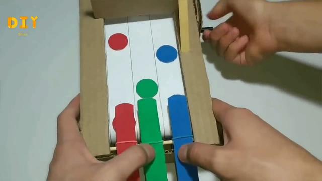 紙闆做遊戲機的簡單方法（教你學會如何用紙闆制作簡易的勁樂團手柄遊戲機）10