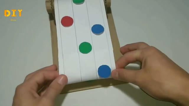 紙闆做遊戲機的簡單方法（教你學會如何用紙闆制作簡易的勁樂團手柄遊戲機）6