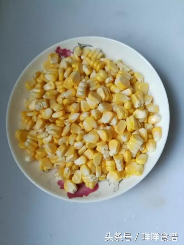 怎樣炒幹玉米粒好吃（剝玉米粒的好方法）4
