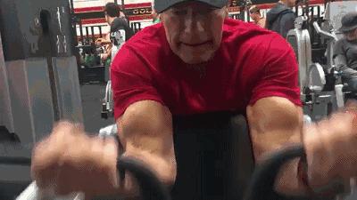 施瓦辛格戶外肌肉演示（71歲施瓦辛格為終結者6狂練肌肉）25
