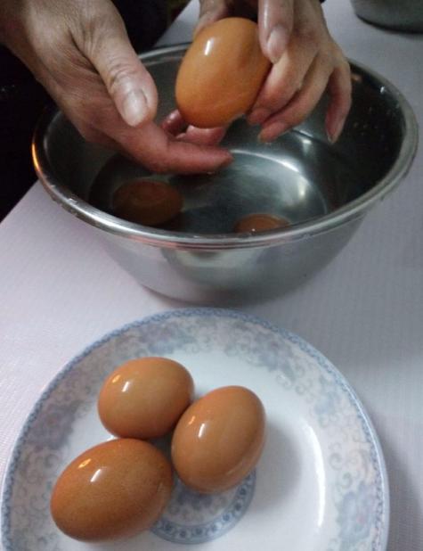 煮雞蛋不破裂的正确方法幾分鐘（煮雞蛋不能直接下鍋）3