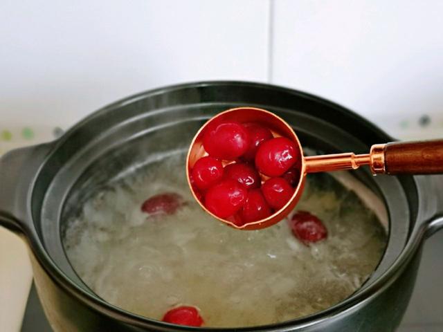 銀耳皂角米桃膠雪燕做法用高壓鍋（蔓越莓雪燕皂角米銀耳羹）10