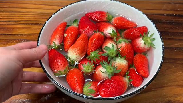 洗草莓幹淨（洗草莓别再用清水了）1