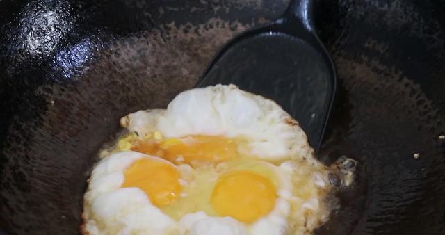 怎麼樣制作荷包蛋才好吃（大廚教你在家自制青椒荷包蛋）4