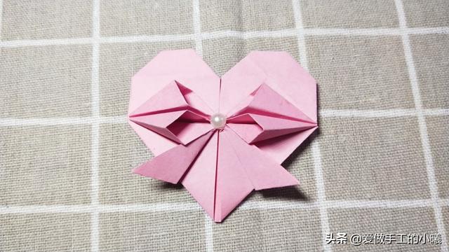 蝴蝶結折紙超簡單的方式（折紙教程:當愛心遇上蝴蝶結）1