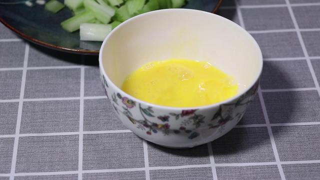 炒芹菜和雞蛋的家常做法（芹菜炒雞蛋這樣做）4