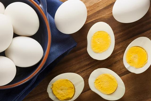 早上空腹吃煮雞蛋後能喝豆漿嗎（早餐這樣吃雞蛋）9