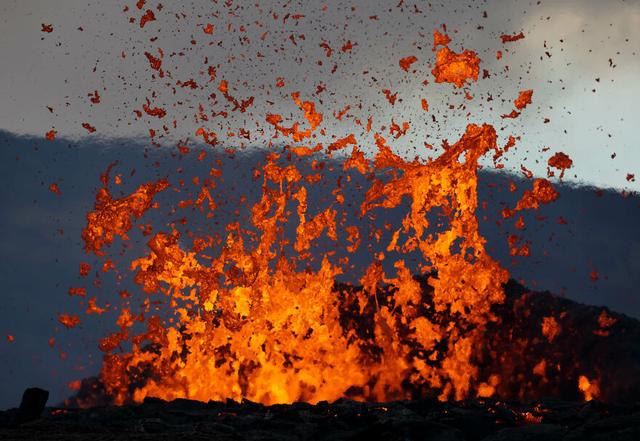 冰島火山噴發幾天了（他鏡頭下的燃燒的冰島火山）14