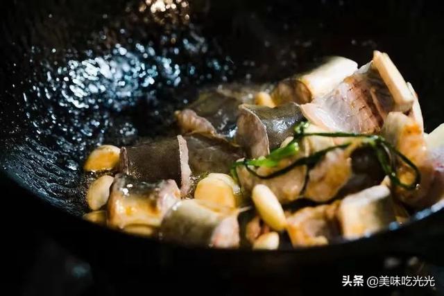 肉醬紅燒鳗魚的家常做法（蒜香味紅燒鳗魚）5