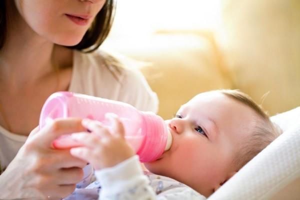 嬰兒大口噴射吐奶是怎麼回事