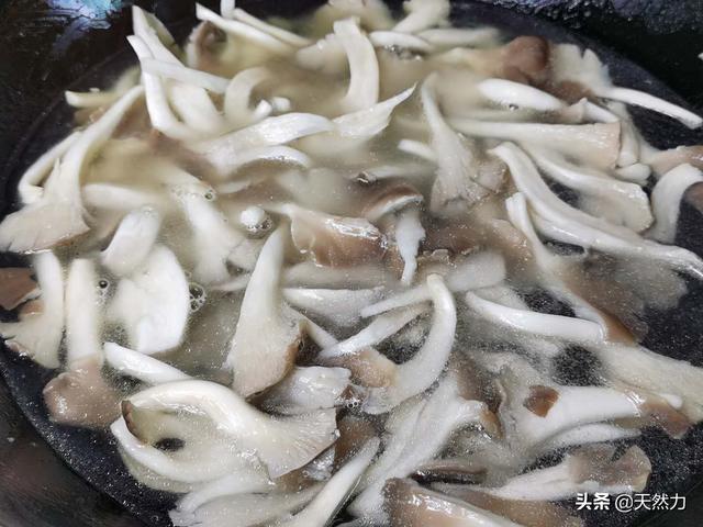 平菇煮湯怎麼做才好吃（平菇别總炒着吃）7