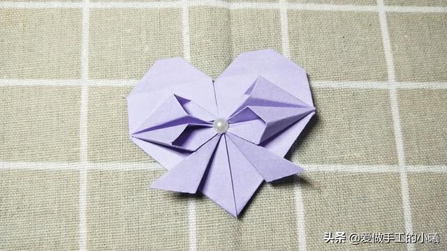 蝴蝶結折紙超簡單的方式（折紙教程:當愛心遇上蝴蝶結）2