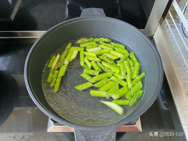 涼拌綠蘆筍的做法大全（蘆筍簡單快手的美味做法）6
