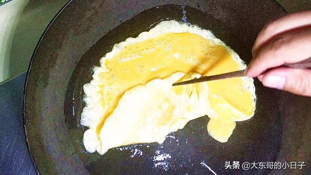 韭菜雞蛋蝦皮可以一起炒嘛（不放鹽能補鈣還特别鮮的韭菜炒雞蛋）3