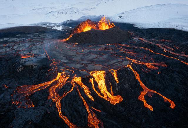 冰島火山噴發幾天了（他鏡頭下的燃燒的冰島火山）2