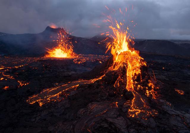 冰島火山噴發幾天了（他鏡頭下的燃燒的冰島火山）9
