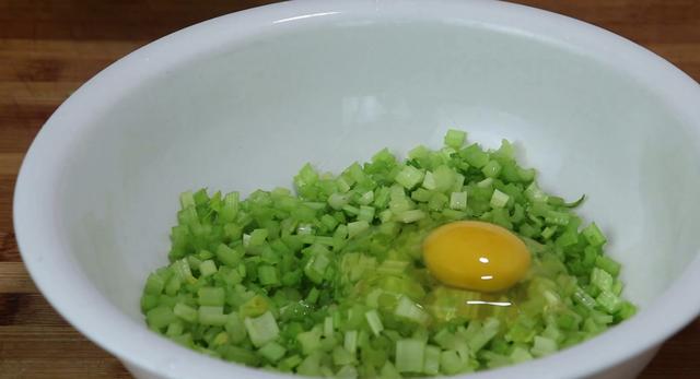 芹菜和雞蛋炒在一起（芹菜不要炒着吃）2