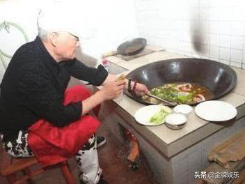 趙本山開播吃白菜炖豆腐（趙本山做炖魚結果圍了一圈人）5