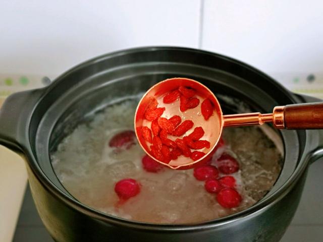 銀耳皂角米桃膠雪燕做法用高壓鍋（蔓越莓雪燕皂角米銀耳羹）11