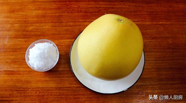 用柚子皮做柚子糖步驟（一碗白糖一個柚子）1