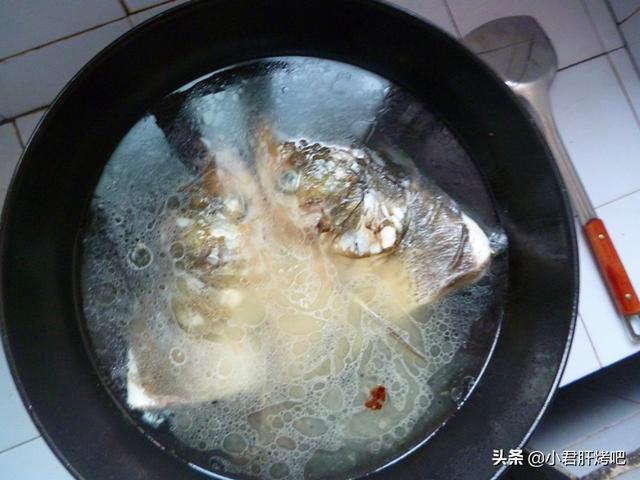 魚頭湯的16種家常做法（魚頭湯這樣做湯白味濃）5