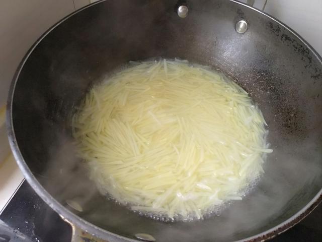 炒土豆絲的家常做法不水洗（土豆絲這個做法熱量低）6