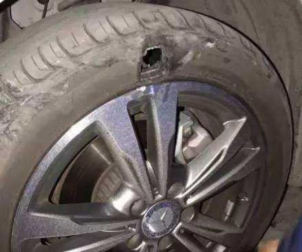 汽車輪胎被小釘子紮了怎麼辦（汽車輪胎被釘子紮了）9