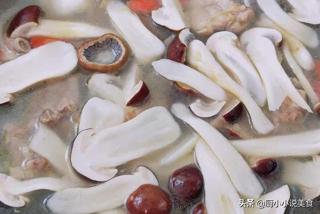 野蘑菇煮湯特别鮮是什麼蘑菇（遇見這種蘑菇别手軟）9