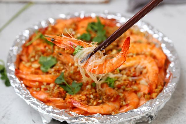 蝦的10種最佳吃法油焖大烤蝦（加粉絲和蒜蓉烤一烤）2