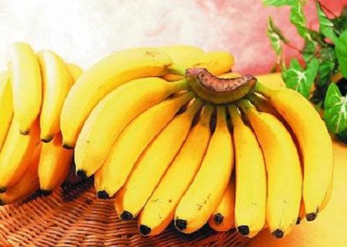 香蕉皮泡水澆花的正确施肥方法（香蕉皮再利用陽台曬曬成）2