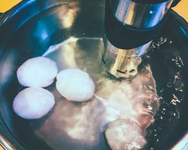 怎麼做出溫泉蛋或溏心蛋（煮溫泉蛋溏心蛋）9