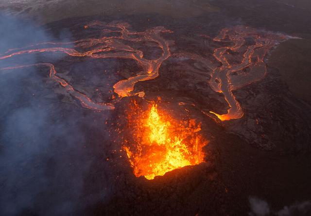 冰島火山噴發幾天了（他鏡頭下的燃燒的冰島火山）6