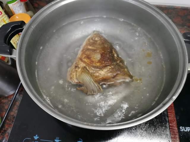 怎麼煮草魚頭湯好喝（草魚頭湯這樣煲）5