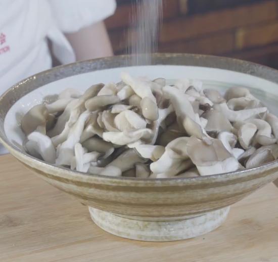 椒鹽蘑菇怎麼做酥脆不回軟（飯店大廚都是這樣做的椒鹽蘑菇）1