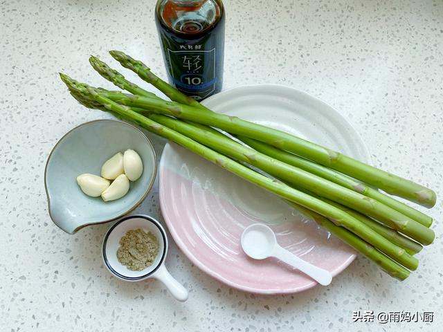 涼拌綠蘆筍的做法大全（蘆筍簡單快手的美味做法）4