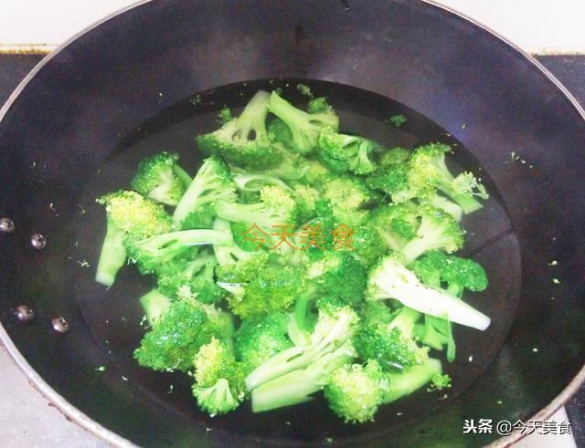 怎麼樣做花菜又綠又好吃（綠色菜花這樣做）4