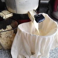 在家怎樣制作鹵水豆腐（在家自己就能做香滑細嫩的鹵水豆腐）3