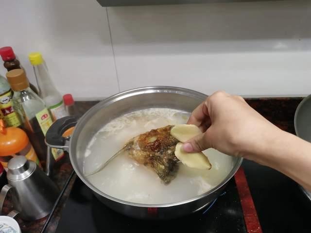 怎麼煮草魚頭湯好喝（草魚頭湯這樣煲）7