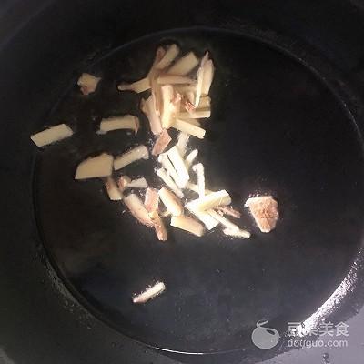 新鮮口蘑用焯水嗎（菌菇炒肉的做法）6
