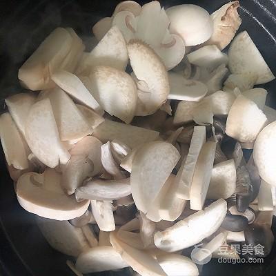 新鮮口蘑用焯水嗎（菌菇炒肉的做法）9