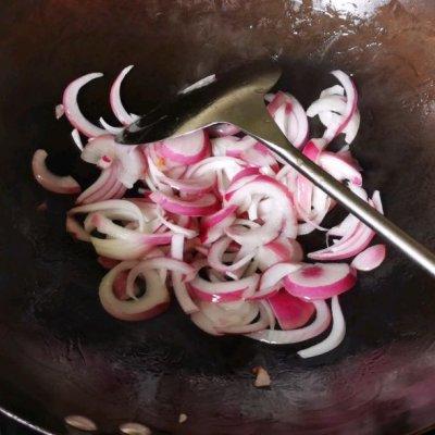洋蔥鳝絲的制作方法（洋蔥炒鳝絲一端上來）4