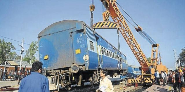 印度男子站在軌道上被火車撞死（印度男子火車事故）