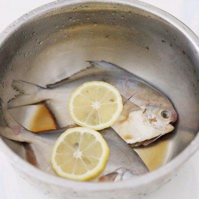 小銀鲳魚的做法清蒸（小白都能學會的清蒸檸香銀鲳魚）7