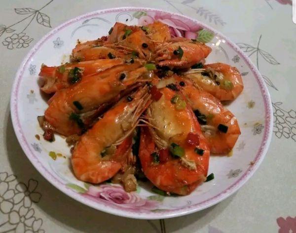 胡椒羅氏蝦的做法（美味滿分的豉油皇蒜香羅氏蝦）1